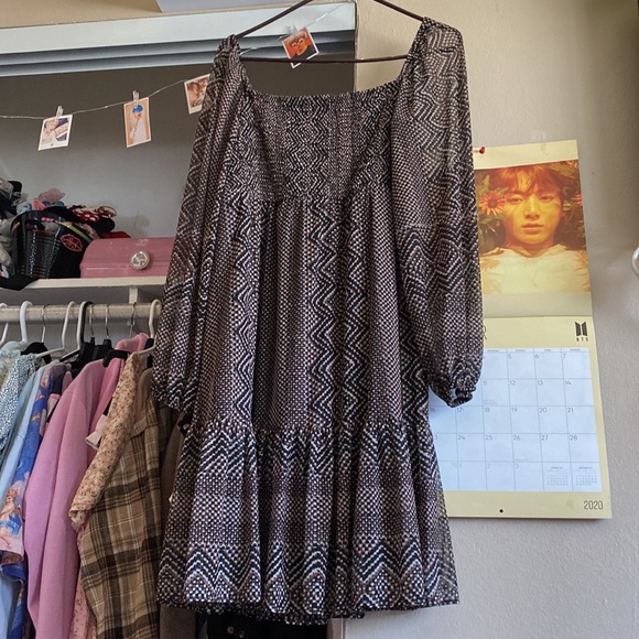 ✨NEW JUST TAYLOR SHEER SLEEVE DRESS ✨ - Picture 3 of 4